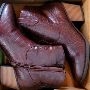 New WOMEN'S Sugar Brand Croc Print ankle boots.  SIZE 10M